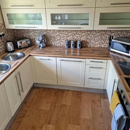 מנספילד Lovely 2 Bedroom Serviced Apartment With Parking מראה חיצוני תמונה